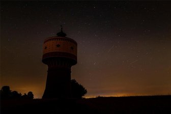 Perseiden-Sternschnuppen in Mittelsachsen: Die besten Beobachtungsorte - Nachts in Mittelsachsen: Der Wasserturm in Mittweida bietet eine romantische Szene für den Blick in den Sternenhimmel.