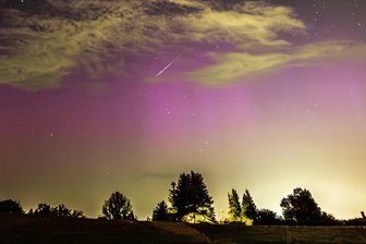 Perseiden-Sternschnuppen und Polarlicht über Planitz: Astrofotograf gelingt eine seltene Aufnahme - Aufnahme mit einer Canon EOS R mit Laowa 11 mm F/4.5, bei Offenblende, ISO 3200, 15 Sekunden Belichtungszeit.