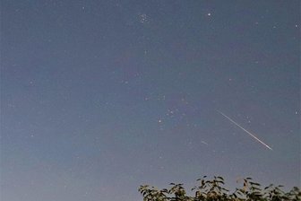 Perseiden über dem Erzgebirge: So lassen sich die vielen Sternschnuppen besonders gut beobachten - Klaus-Dieter Kalauch, der als Hobby-Astronom in der Sternwarte Schneeberg mitarbeitet, hat diese Aufnahme am 13. August 2022 gemacht. „Eine wirklich schöne Aufnahme mit den Plejaden“, sagt er.