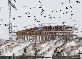 "Persilschein" für Kompostieranlage - Krähen kreisen über der Kompostieranlage Hartmannsdorf. Die neue Halle nimmt schon Konturen an.