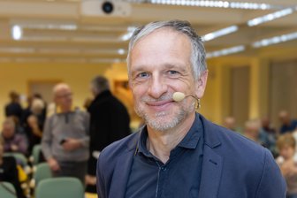 Persönliche Einblicke ins Nachrichtengeschäft: „Tagesschau“-Insider liest vor 50 Gästen in Annaberg - Autor Alexander Teske hat in Annaberg-Buchholz aus seinem Buch gelesen.
