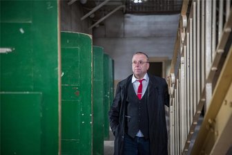 Persönliche Schicksale hinter Gefängnismauern: Was Besucher in der Gedenkstätte Hoheneck erwartet - Projektleiter Prof. Dr. Stefan Appelius im Zellenhaus. Auch dieser Originalschauplatz in Hoheneck soll Besuchern der künftigen Gedenkstätte zugänglich gemacht werden.