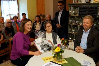 Persönliche Widmung von Alt-Bundeskanzlerin Angela Merkel für die „Neideiteln aus Falkenstein“ - Die Falkensteiner Autorin Renate Mönnich mit Bundestags-Vizepräsidentin Yvonne Magwas (links), Bürgermeister Marco Siegemund und dem Landtagsabgeordneten Sören Voigt (hinten).
