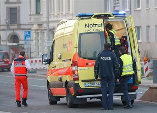 Person stürzt von Eisenbahnbrücke sieben Meter in die Tiefe -