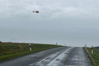Person unter Landwirtschaftsmaschine eingeklemmt - Der Rettungshubschrauber transportierte den Verunglückten vom Feld an der Straße Willitzgrün-Oberwürschnitz ab.