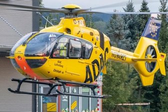 Person verbrüht sich: Viele Retter vor Ort - Ein Rettungshubschrauber ist am Sonntagabend in Zwönitz im Einsatz gewesen.