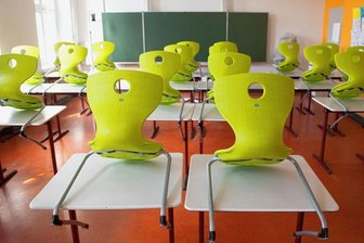 Personal: Schulen stehen vor Balanceakt - Stühle stehen in einem Gymnasium auf den Tischen. Die beiden Gymnasien in Lichtenstein und Hohenstein-Ernstthal werben am Sonnabend bei Tagen der offenen Tür um neue Schüler (Symbolbild). 