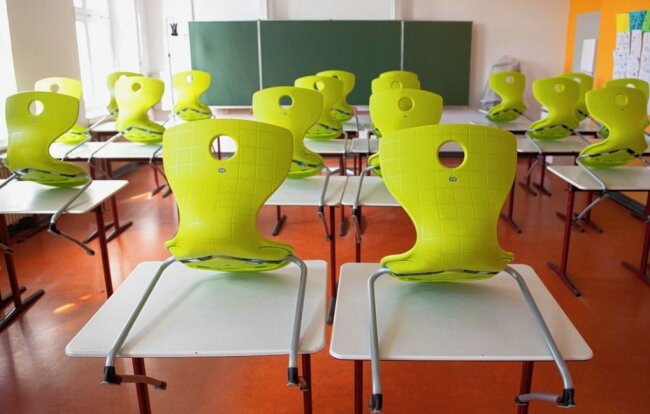 Personal: Schulen stehen vor Balanceakt - Stühle stehen in einem Gymnasium auf den Tischen. Die beiden Gymnasien in Lichtenstein und Hohenstein-Ernstthal werben am Sonnabend bei Tagen der offenen Tür um neue Schüler (Symbolbild). 