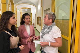 Personaler sind sich in Crimmitschau einig: Ohne gute Noten wird es heikel - Die Zehntklässlerinnen Eszter Asztalos (l.) und Badoul Asaid wollen gern in einem sozialen Beruf arbeiten. Ein Entschluss, auf den sie nicht zuletzt durch die von Praxisberaterin Uta Bürger organisierten Exkursionen gekommen sind.