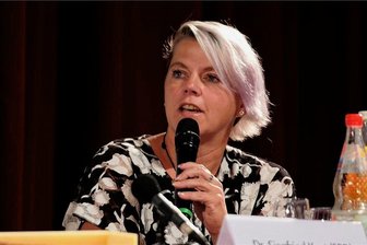 Personalie im Vogtland-Kreistag lässt aufhorchen: Für Protest-Pfarrer rückt streitbare Landwirtin nach - Die Landwirtin als Wahlkämpferin: Manja Tröger beim Wahlforum der „Freien Presse“ 2019 in Reichenbach. Jetzt ist sie als Nachrückerin für die Grünen in den Vogtland-Kreistag eingezogen.