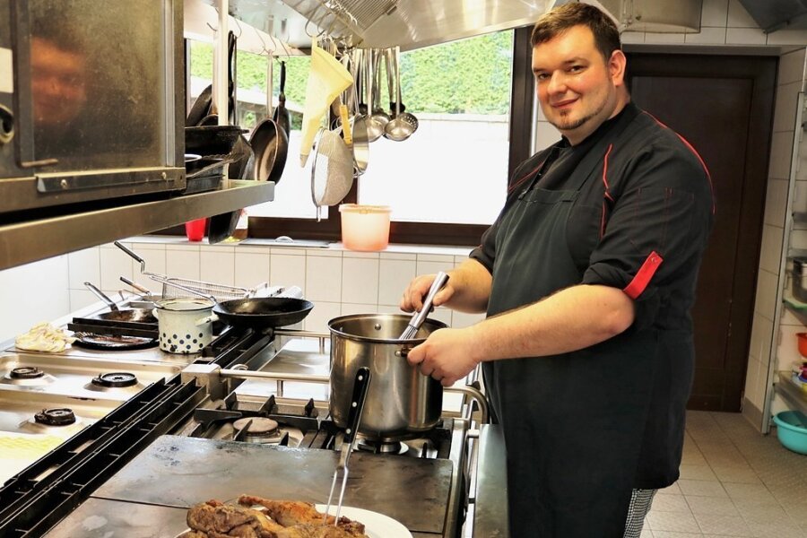 Personalmangel in Mittelsachsen: Wenn der Koch fehlt, bleibt die Küche kalt - Marcel Radeck ist Koch im Erbgericht "Erdmannsdorf" und arbeitet seit Jahren in der Gastronomie. Doch in der Branche gibt es große Nachwuchssorgen.