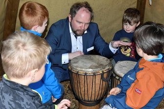 Personalmangel: Musikinstrumenten-Museum in Markneukirchen lebt nur dank Improvisation - Die Museumspädagogik im Musikinstrumenten-Museum Markneukirchen hat Chef Kim Grote selbst übernommen, da es dafür am Haus kein Personal gibt. Zur Rückkehr der Museumsnacht im Mai erklärte er Kindern bei einer Führung durch den Weltmusikgarten verschiedene Trommeln und spielte sie.