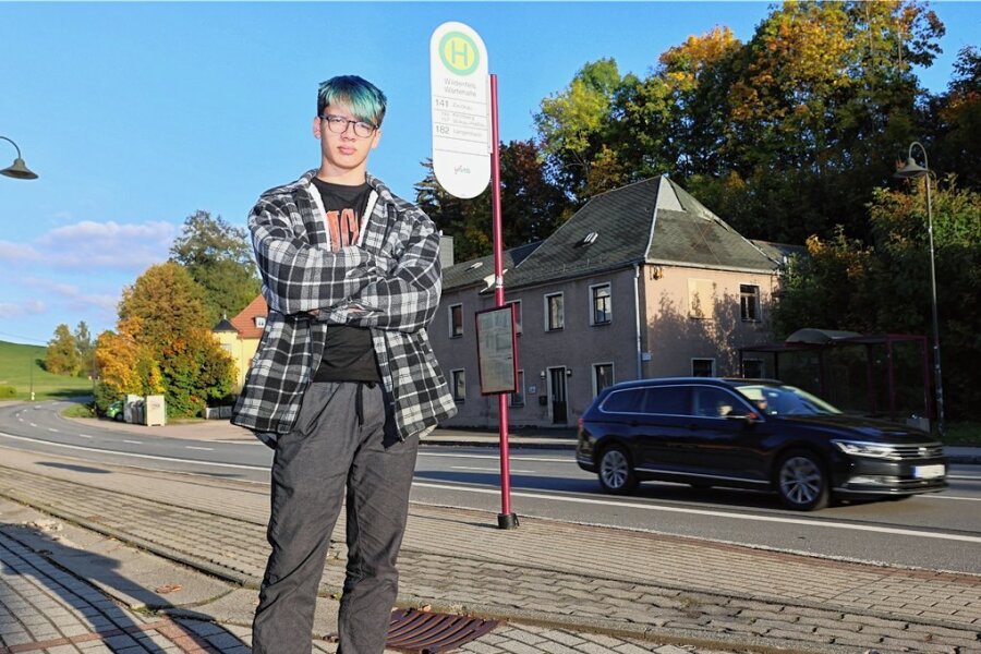 Personalmangel: Schüler im Landkreis Zwickau warten vergeblich auf den Bus - Henry Kunz (16) an der Bushaltestelle "Wartehalle" in Wildenfels. Vor einigen Tagen musste der Vater des Berufsschülers als Chauffeur einspringen, weil der Bus der Linie 141 nicht kam. 
