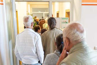 Personalmangel und Patientenansturm: Plauener Hausarzt Dr. László Almási gibt Praxis auf - Volles Wartezimmer, voller Gang: Dr. László Almási hat die letzten Sprechstunden in seiner Praxis tageweise völlig allein bestritten.