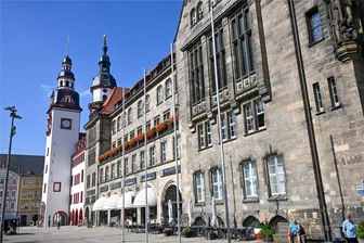 Personalmisere im Chemnitzer Rathaus: Auch Standesamt kürzt Sprechzeiten - Das Alte Rathaus und das Neue Rathaus in Chemnitz. Immer mehr Ämter kämpfen mit Personalproblemen.