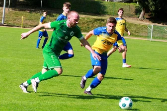 Personalnot der Annaberger Kicker verursacht defensives Chaos - Richie Schulze (rechts), hier im Duell mit Sven Baumann, war in Oelsnitz lediglich das Ehrentor vergönnt.
