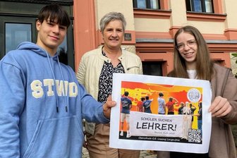 Personalnot: Lengenfelder Schüler suchen jetzt selbst nach Lehrern - Schülerrat-Vizechef Timo Schneider, Direktorin Anke Barth und Nadine Leistner, ebenfalls Schülerratsmitglied, wollen ihre Schule bestmöglich bewerben. 