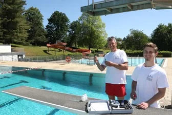 Personalnot: Rentner springt in Freibad ein - Der Bäderbetrieb-Fachangestellte René Kazmierczak und der Auszubildende Erik Dietel prüfen die Wasserqualität. Seit Sonntag ist ein Sprung ins Wasser möglich - das hat zurzeit 21 Grad Celsius.