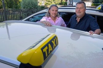 Personalnot und Preisdruck: Wohin fährt die Taxi-Branche im Vogtland? - Ronny Mattheß (links) ist Chef von Taxi-Ulbricht in Theuma, Ralf Hager (rechts) führt die Firma Taxi-Kleinbus Ralf Hager in Plauen. Beide betonen, dass neue Tarife überfällig sind und die Branche in Turbulenzen steckt.