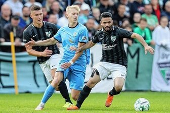 Personalsorgen überschatten Derby - Ob der mit vier Toren bislang treffsicherste Thalheimer Alaa Yahya (r.) - hier gegen Max Roscher vom Chemnitzer FC - am Sonntag gegen Neukirchen auflaufen kann, entscheidet sich erst kurzfristig. 