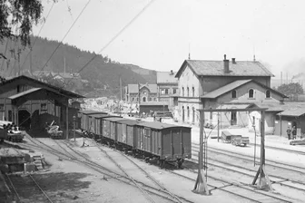 Personen- und Güterverkehr gut genutzt - Das Bild aus dem Jahr 1895 zeigt den Wilkauer Bahnhofsumbau mit dem 1870 erbauten Empfangsgebäude (vorn), dem Wohnhaus mit dem Restaurant "Bahnhof Wilkau" (Mitte) und dem neuen Empfangsgebäude (hinten). Der Qualm stammt von der Fabrik Hupfer und der Königin-Marienhütte (dahinter)