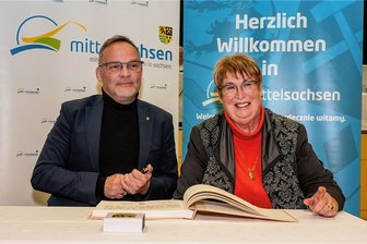 Personifizierter Kultursommer erhält Verdienstmedaille - Die frühere Miskus-Geschäftsführerin Regina Herberger ist am Mittwoch in der Kreistagssitzung in Hartha mit der Verdienstmedaille des Landkreises ausgezeichnet worden. Danach durfte sie sich im Beisein von Landrat Dirk Neubauer ins Goldene Buch eintragen.