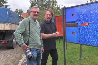 „Perspektiva“ am Klein-Erzgebirge: Deutscher Fotomeister aus Olbernhau stellt in Oederan aus - Stefan Glaß und Organisator Thomas Kruse (von links) neben dem Bild „Kopfsprung“, das im Freibad Olbernhau entstanden ist und von der Zeitschrift „Photographie“ zum „Foto der Woche“ gewählt wurde.