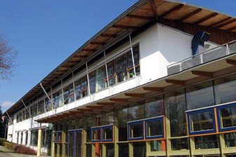 Pestalozzischule Wilkau-Haßlau: Neues Gründach für Schulhaus - Das Dach der Pestalozzischule in Wilkau-Haßlau wird neu gebaut.