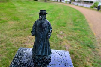 Pestdoktor verschwunden: Rätsel um Bronze-Diebstahl in Frankenberg - Die Bronzefigur „Der Pestdoktor“ ist aus dem Friedenspark in Frankenberg verschwunden.