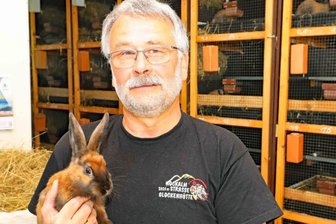 Ulrich Schmidt ist seit ziemlich genau 50 Jahren im Rassekaninchenzüchterverein Langenbernsdorf-TrünUlrich Schmidt ist seit ziemlich genau 50 Jahren im Rassekaninchenzüchterverein Langenbernsdorf-Trünzig dabei. Er reagiert mit Kopfschütteln auf die Vorwürfe von Peta.zig dabei. 