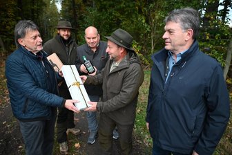 Peta will „Hobbyjagd“ verbieten – laut Forstbezirksleiter hätte das fatale Folgen für den Wald von Freiberg und Flöha - Begeher Silvio Richter (4.v. l.) erhält vom Jagdgenossenschafts-Vorstand Armin Gerkowski ein Präsent für seine ehrenamtliche Arbeit.
