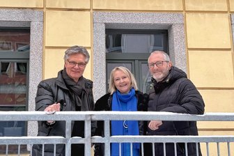 Peter Escher und zwei Hundertjährige lüften im Vogtland Alters-Geheimnis: Das ist die schlechte Nachricht für Gäste - Peter Escher mit Verbraucherschützerin Heike Teubner und OB Jens Scharff. Escher ist kein seltener Gast in Auerbach.