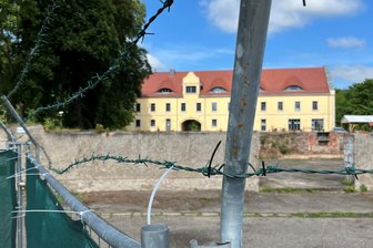 Peter Fitzeks „Königreich Deutschland“ klagt gegen Vereinsverbot - Das Kanzleilehngut Halsbrücke war am 13. Mai 2025 beschlagnahmt worden.