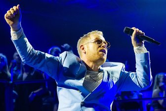 Peter Fox stellte in Dresden die neuen Lieder seines aktuellen Albums "Love Songs" vor, spielte aber auch Hits seines Erfolgsalbums "Stadtaffe" und auch einige Sed-Tracks. 