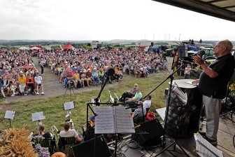 Peter Hahne auf dem Ankerberg: Spaltung zum Tag der Deutschen Einheit - Peter Hahne spricht vor vollen Reihen beim Erntedankgottesdienst auf dem Ankerberg in Oberlungwitz.
