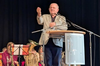Peter Hahne im Erzgebirge: Publikum feiert umstrittenen Berliner mit Ovationen - Weiß, was sein Publikum von ihm erwartet: Peter Hahne bei seinem Auftritt am Sonnabend in Annaberg-Buchholz.