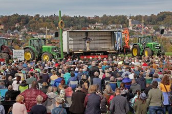 Peter Hahne und die Landwirte: Angst-Predigt am Sachsenring - Ein "Erntedankgottesdienst" der besonderen Art vor der Kulisse des Sachsenrings: Mehr als 1000 Menschen kamen am Sonntag auf den Ankerberg, um den ehemaligen ZDF-Mann Peter Hahne zu hören.