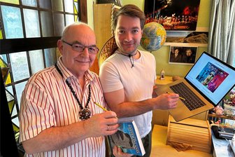 Peter Hertel - der „Anti-Däniken“ von Freiberg bekommt ein ganzes Schaufenster am Obermarkt - Peter Hertel (links) und sein Sohn Tim Gernitz betreiben in Freiberg das „Archiv für Zivilisationsforschung“. Beide haben mehrere Bücher geschrieben und veröffentlichen seit 2016 wöchentlich Artikel zur Geschichte der Menschheit bei Facebook. Die Zuschriften aus aller Welt lesen sie mit Übersetzungsprogrammen.