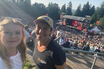 Peter Maffay in Schwarzenberg: Wie eine Freiberger Firma das Catering für 20.000 Konzertbesucher gestemmt hat - Nadine Mütze und Andrea Tzschöckel vom GSM vor der Waldbühne in Schwarzenberg.