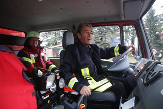 Peter Maffay rockt die Feuerwehr - Peter Maffay am Steuer eines Feuerwehrfahrzeugs.