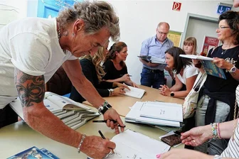 Peter Maffay wird in Gelenau zum Piraten - Nachdem Peter Maffay und Hendrikje Balsmeyer mehr als eine Stunde lang vorgelesen hatten, versahen sie zahlreiche Kinderbücher mit ihren Autogrammen.