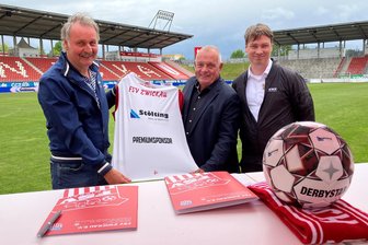 Peter Neururer beim FSV Zwickau: Warum der Kulttrainer im Stadion war und was er dabei verraten hat - Peter Neururer (links) hatte Hans Mosbacher von der Stölting Service Group (Mitte) nach Zwickau zur Vertragsunterzeichnung mit FSV-Geschäftsführer André Beuchold (rechts) begleitet.