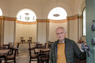 Peter Ohl aus Meerane: Warum seine nächtliche Zettelwirtschaft bei einem Millionenprojekt hilft - Peter Ohl am Eingang in die 1873 eingeweihte Alte Kapelle. Der Abschluss der Sanierung wird am Samstag gefeiert.