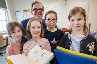 Peter Ohser zu Besuch in Plauen: Enkel des Zeichners der berühmten „Vater-und Sohn“-Geschichten begeistert Schüler - „Plauen ist meine zweite Heimat“ - Peter Ohser war am Montagvormittag zu Besuch in der Grundschule Erich Ohser: Autogramme waren begehrt.
