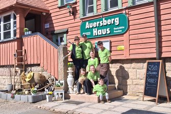 Peter Simmel verkauft Traditionsgasthof im Erzgebirge: Was die neuen Besitzer vorhaben - Peter Simmel hat den Gasthof auf dem Auersberg an Sandra und Dirk Tröger (hinten) verkauft.