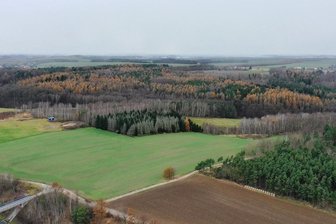 Petition abgelehnt: Weichen für neue Windkraftanlage bei Mosel gestellt - Blick aus Richtung der B93 auf den Schäbigtgrund bei Mosel. Dort soll die Windkraftanlage gebaut werden.