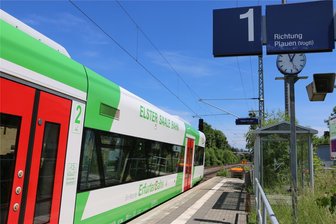 Petition für Zughalte in Vogtland-Dörfern: In diesen Orten kann man unterschreiben - Die meisten Züge halten nicht an den Bahnhöfen, wie hier in Reuth.