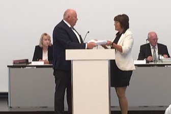 Petition übergeben: Stadt soll Verkehr vor Schule beruhigen - CDU-Fraktionschef Thomas Beierlein übergibt die Unterschriften an Oberbürgermeisterin Pia Findeiß.