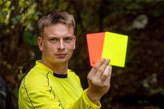 Petition zum Schutz der Schiedsrichter: Plauens Alleingang irritiert Sportverbände - Fälle von Gewalt gegen Schiedsrichter sind zum Glück rar. Schiri Christian Baer aus Syrau war im September 2022 Ziel einer Attacke. Nachdem er einem Spieler der SG Unterlosa die gelb-rote Karte zeigte, sah der rot und wurde handgreiflich. SG-Mitspieler und Leitung distanzierten sich, der Spieler wurde sanktioniert.