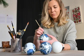 Petrikivka-Malerei in Chemnitz: Wie eine Künstlerin Weihnachtskugeln nach ukrainischer Art unter die Chemnitzer bringt - Olena Grishyna hat sich die Kunst der Petrykivka-Malerei angeeignet und gibt sie weiter.